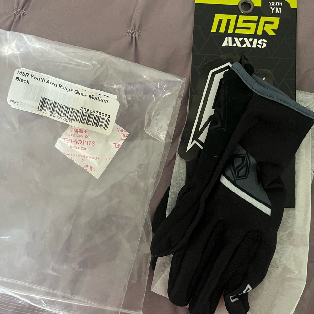 Youth medium ATV riding gloves , fits small! Would say for ages 6-8 years old